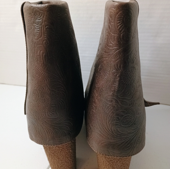 Mukluks Chris Embossed Floral Fold Over Overlap Heeled Boots. Button Accents - Picture 3 of 8